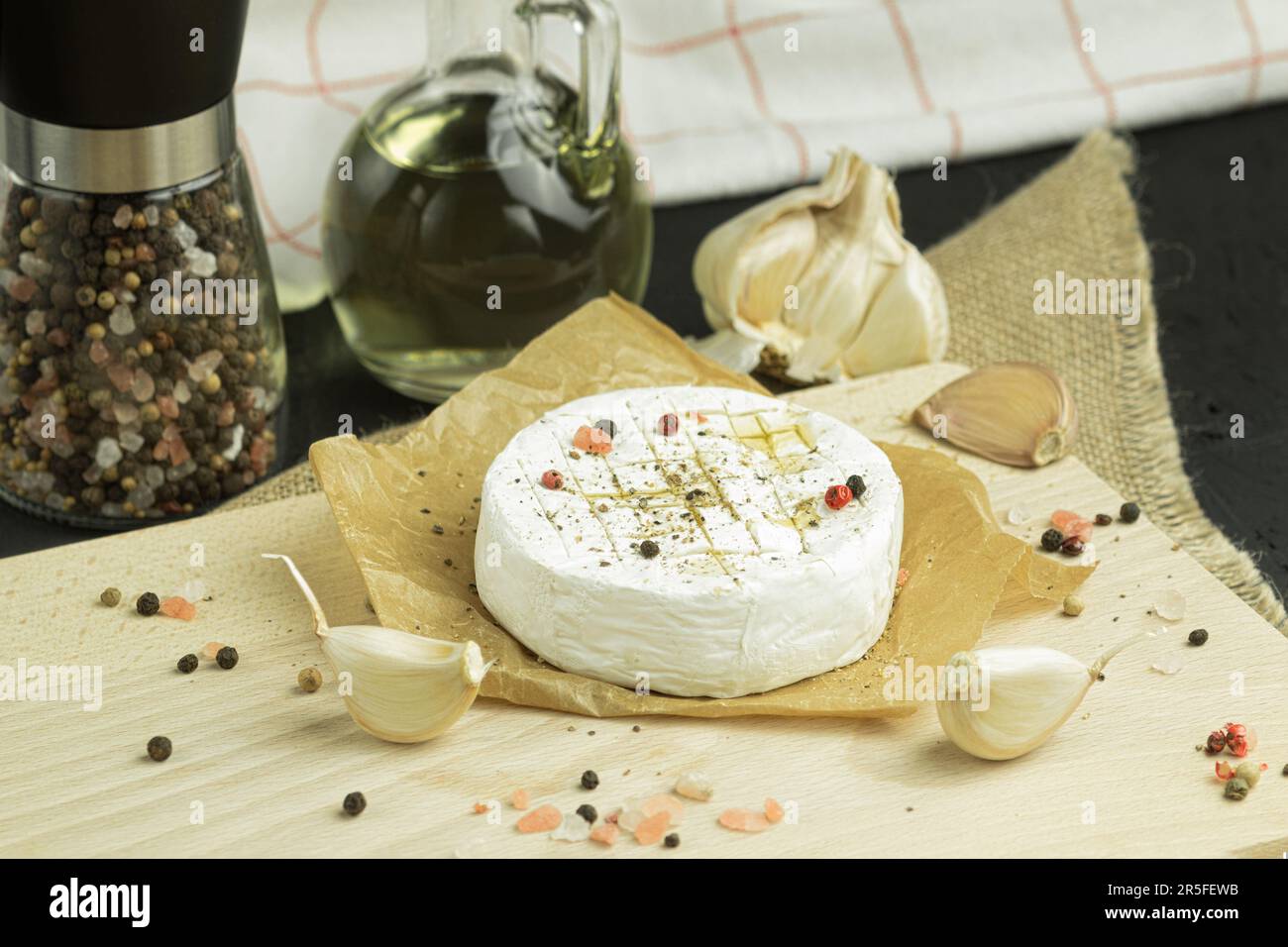 Camembert Käse mit Gewürzen und Sauce. Nahaufnahme von Camembert und ...