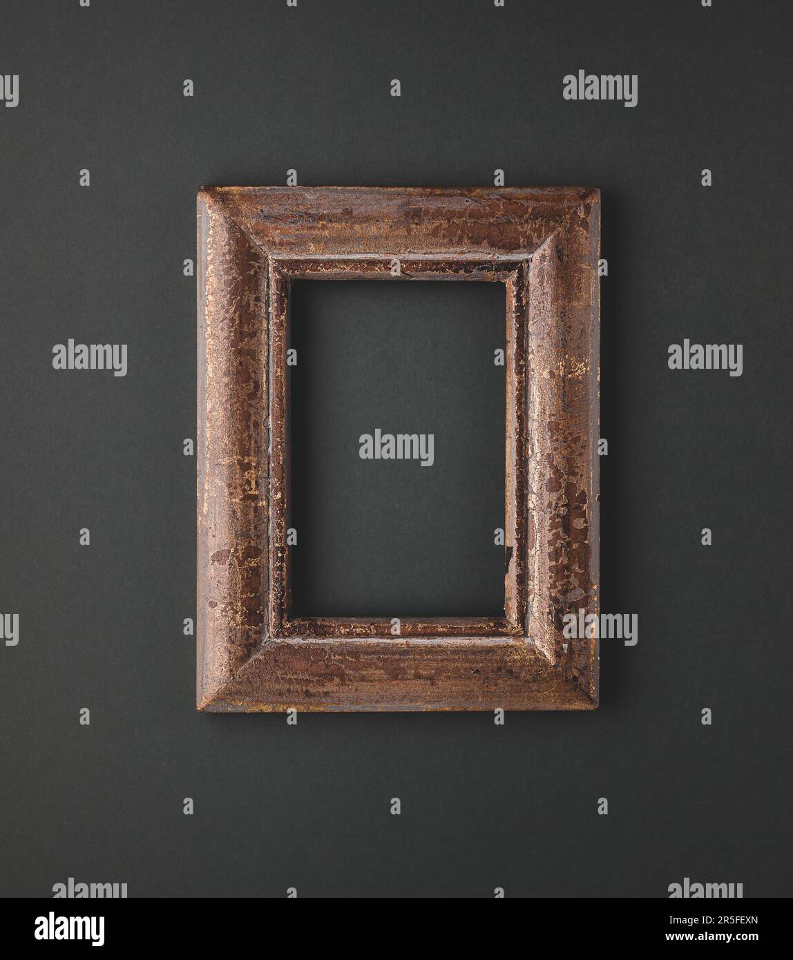 Minimale Komposition mit Vintage-Rahmen auf dunklem Hintergrund. Flach liegend, Kopierbereich. Stockfoto
