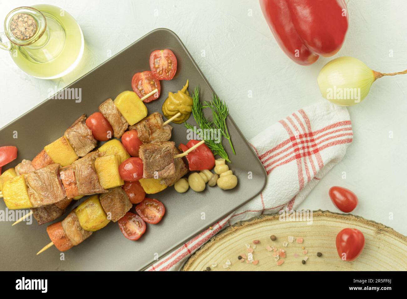 Gebratenes Fleisch mit Gemüse auf offenem Feuer, Essenshintergrund mit Kopierbereich. Gegrilltes Fleisch, Barbecue am offenen Feuer Stockfoto