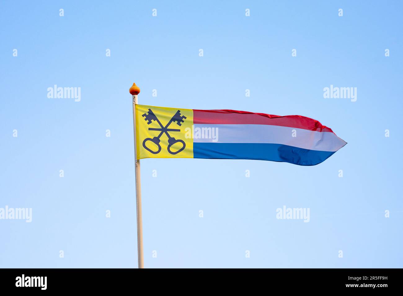 Holländische Wimpelflagge mit Wappen in Form eines Schlüssels des Dorfes Waddinxveen, Niederlande Stockfoto