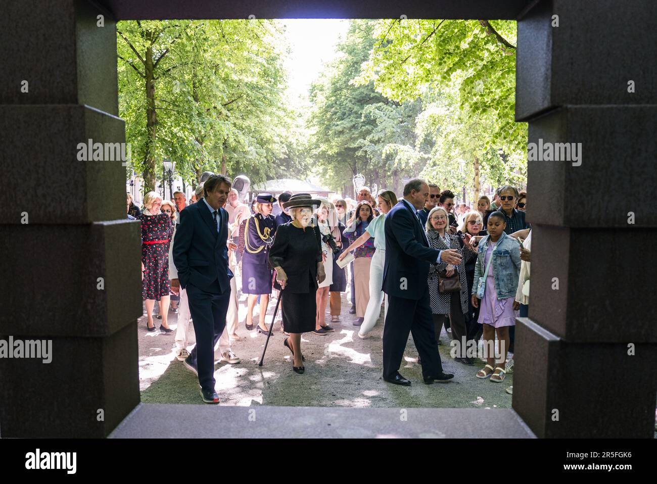 Den Haag, Niederlande. 03. Juni 2023. DEN HAAG - Prinzessin Beatrix blickt auf die Skulpturenausstellung Voorhout Monumental am lange Voorhout. Die Prinzessin ist die Schirmherrin von Pulchri Studio, einer Künstlervereinigung und Galerie für zeitgenössische Kunst. ANP JEROEN JUMELET netherlands Out - belgien Out Credit: ANP/Alamy Live News Stockfoto