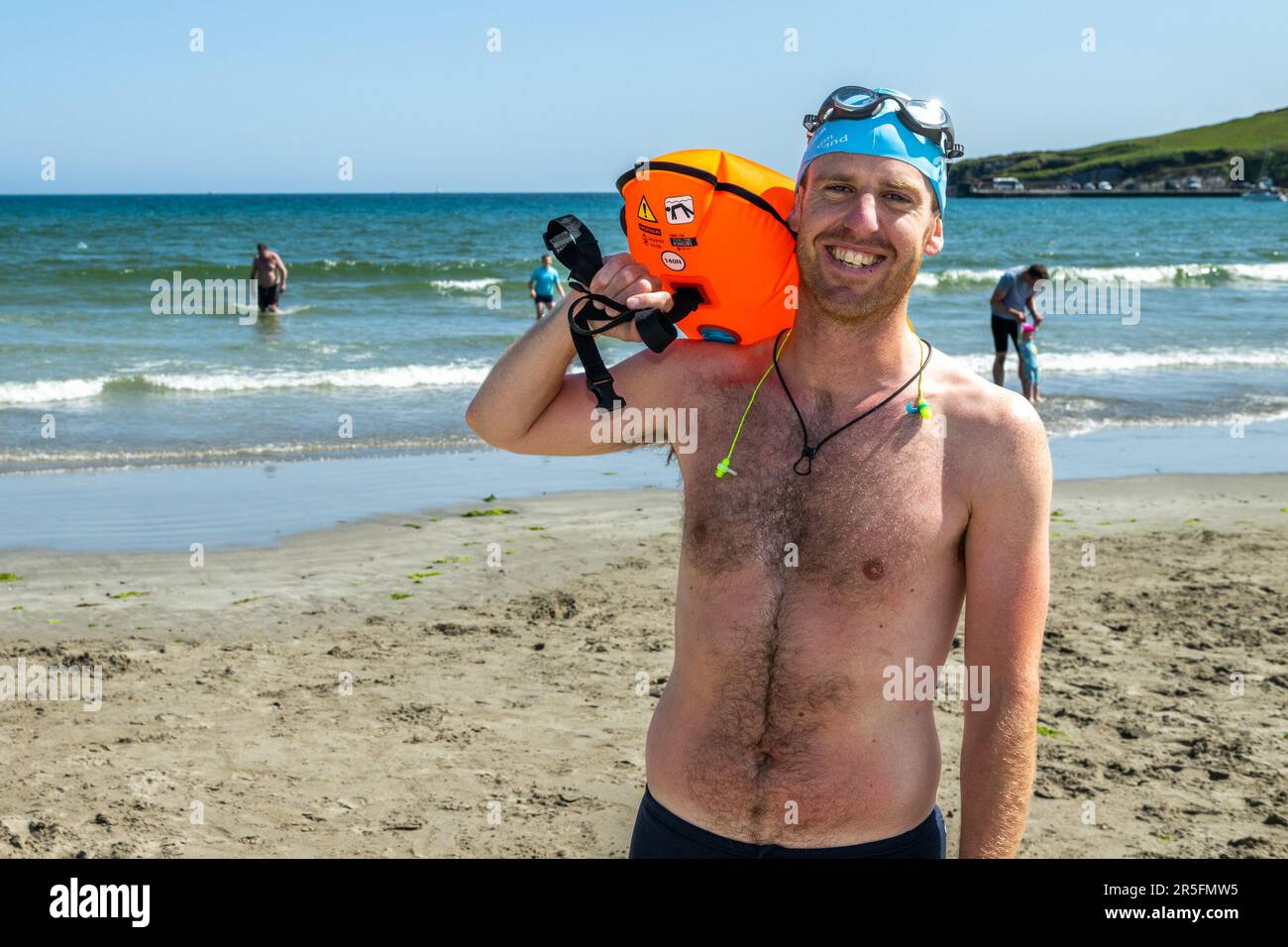 Rosscarbery, West Cork, Irland. 3. Juni 2023. Die Temperaturen erreichten heute 20C Grad in Rosscarbery mit atemberaubendem Sonnenschein, wobei Einheimische und Touristen gleichermaßen das heiße Wetter genossen. Der Warren Beach war voller Sonnensucher. Der Schwimmer Kieran Curtin aus Rosscarbery bereitet sich auf ein Bad vor. Kredit: AG News/Alamy Live News Stockfoto