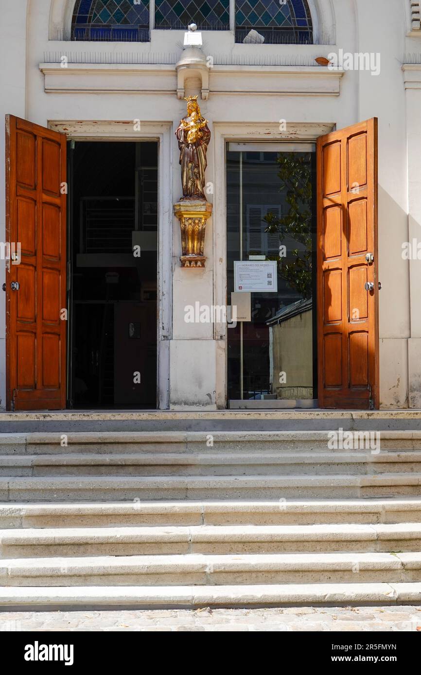 Kirche Saint-Pierre-du-Gros-Caillou, Eingang zur Kirche im 7. Arrondissement, Paris, Frankreich. Stockfoto