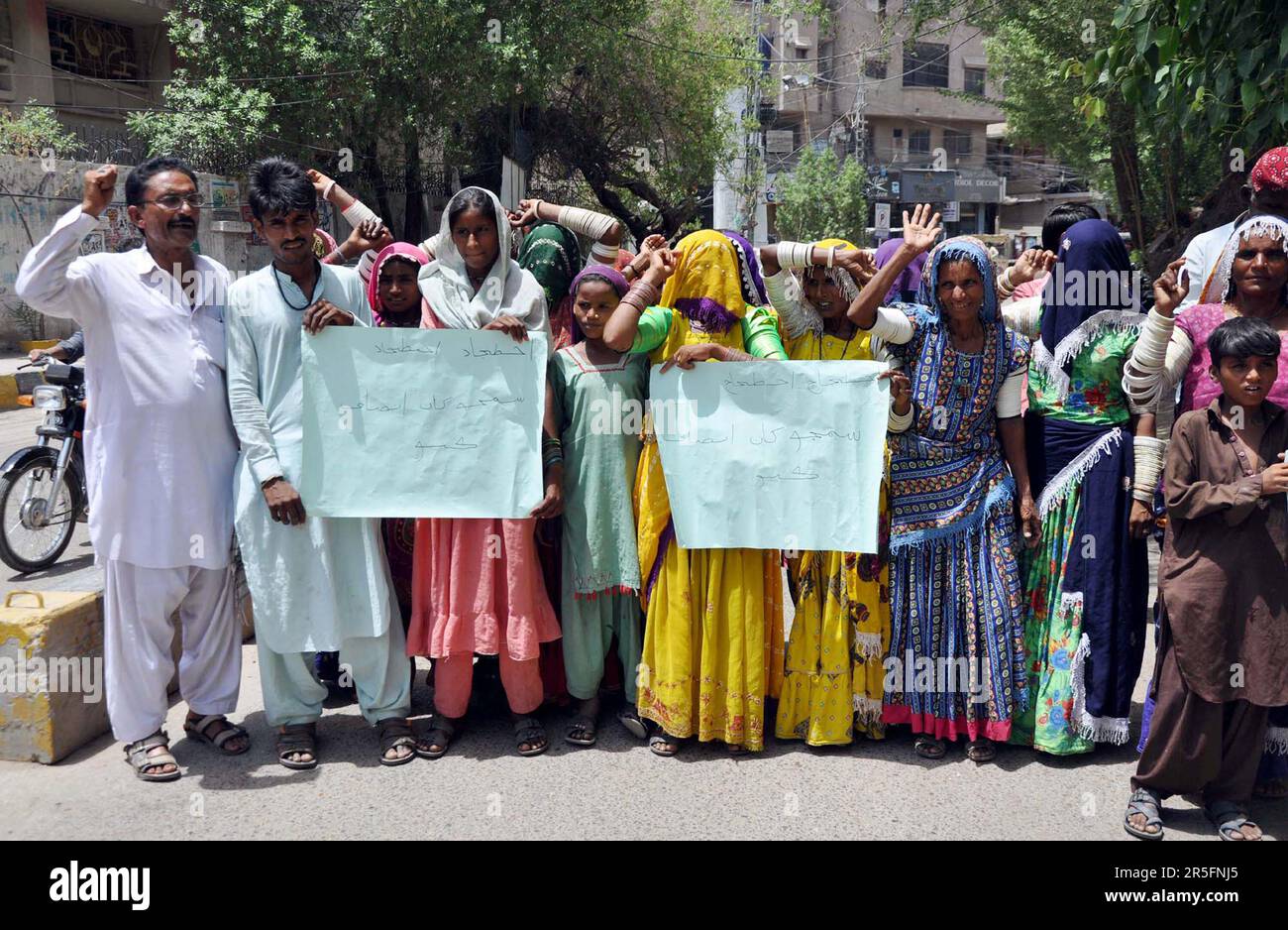 Die Bewohner von Azad Nagar halten am Samstag, den 3. Juni 2023, im Presseclub Hyderabad eine Protestdemonstration gegen die große Händigkeit der Zuwanderer. Stockfoto