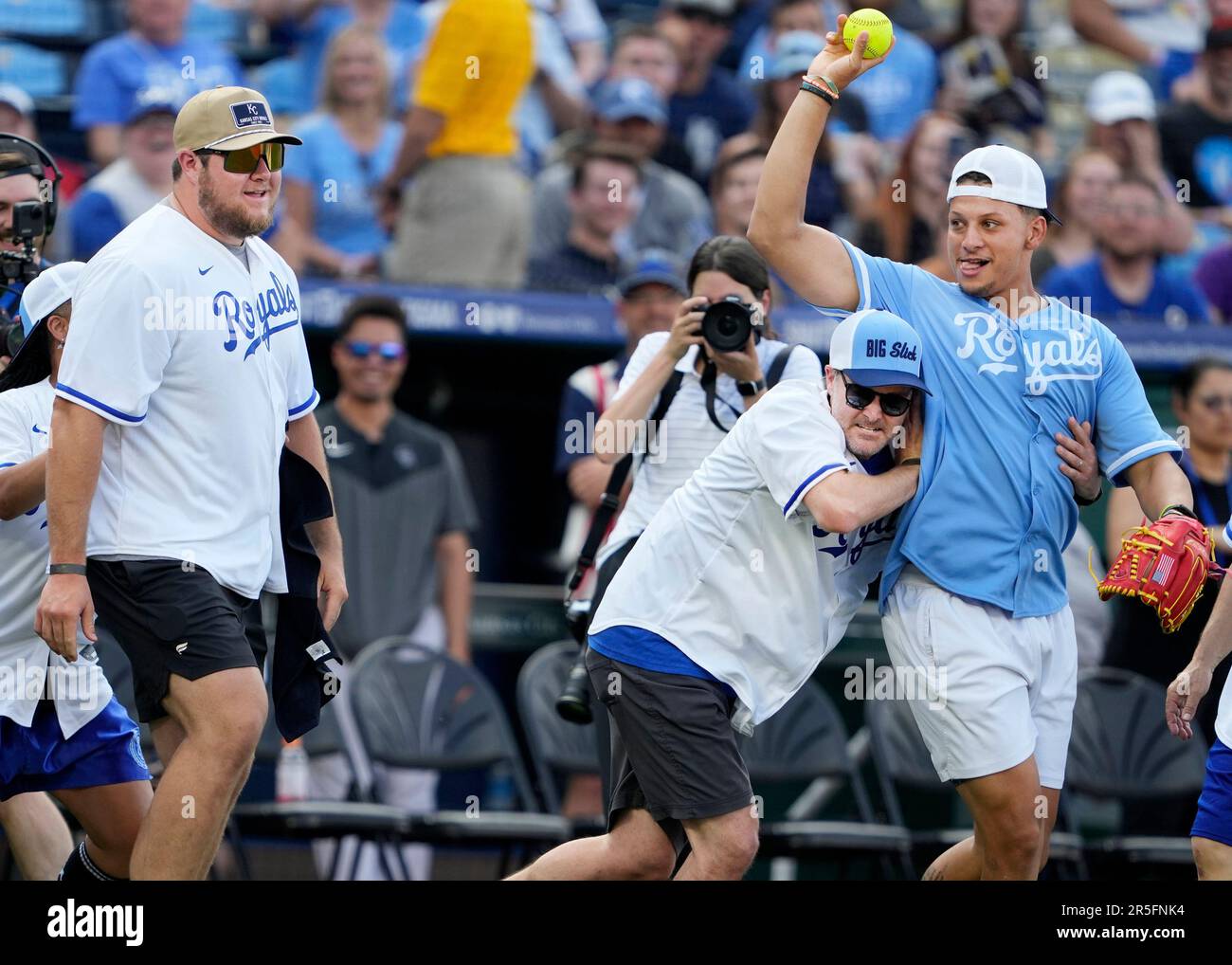 02. JUNI 2023: Creed Humphries bietet keine Hilfe beim Blockieren an, da Patrick Mahomes versucht, einen Läufer im Kauffman Stadium Kansas City, Missouri, zu schmeißen. Jon Robichaud/CSM. Stockfoto