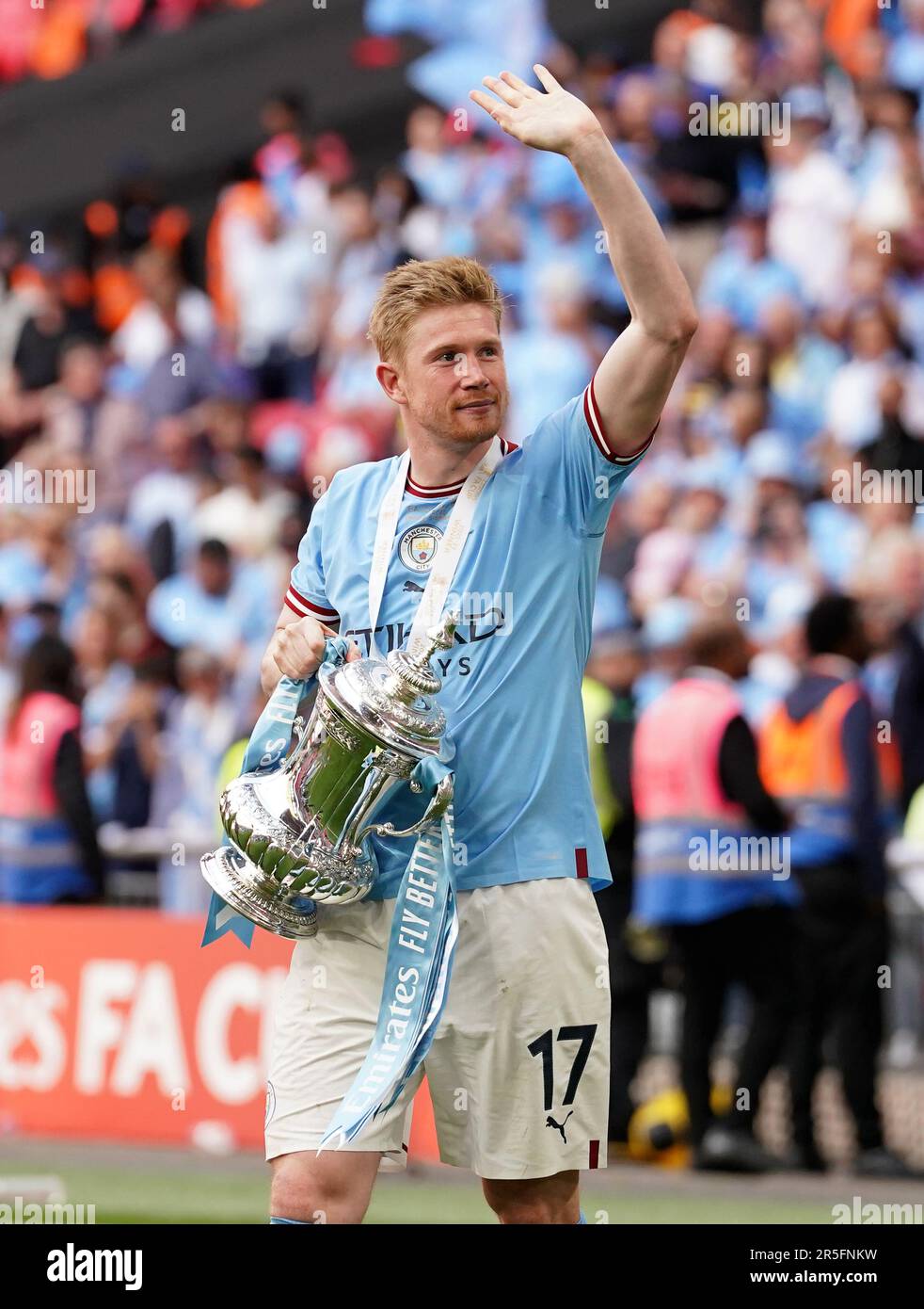 Kevin De Bruyne von Manchester City mit der Trophäe „Emirates FA Cup