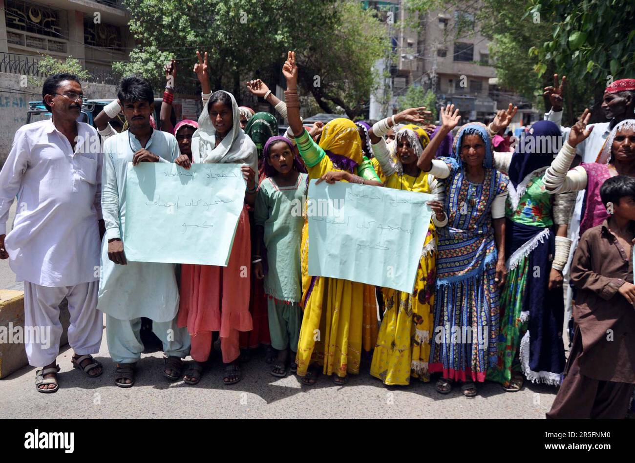 Die Bewohner von Azad Nagar halten am Samstag, den 3. Juni 2023, im Presseclub Hyderabad eine Protestdemonstration gegen die große Händigkeit der Zuwanderer. Stockfoto