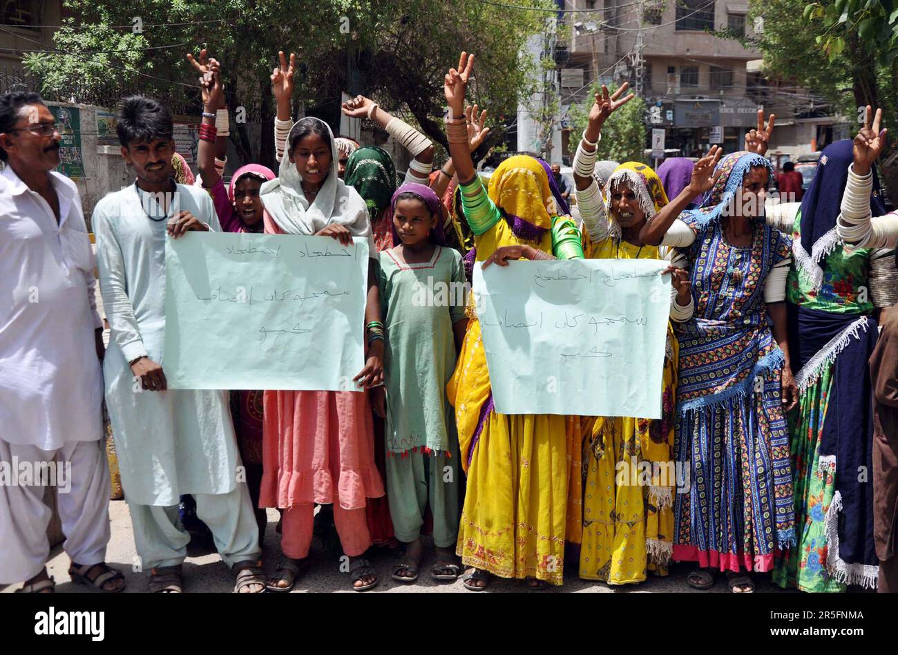 Die Bewohner von Azad Nagar halten am Samstag, den 3. Juni 2023, im Presseclub Hyderabad eine Protestdemonstration gegen die große Händigkeit der Zuwanderer. Stockfoto