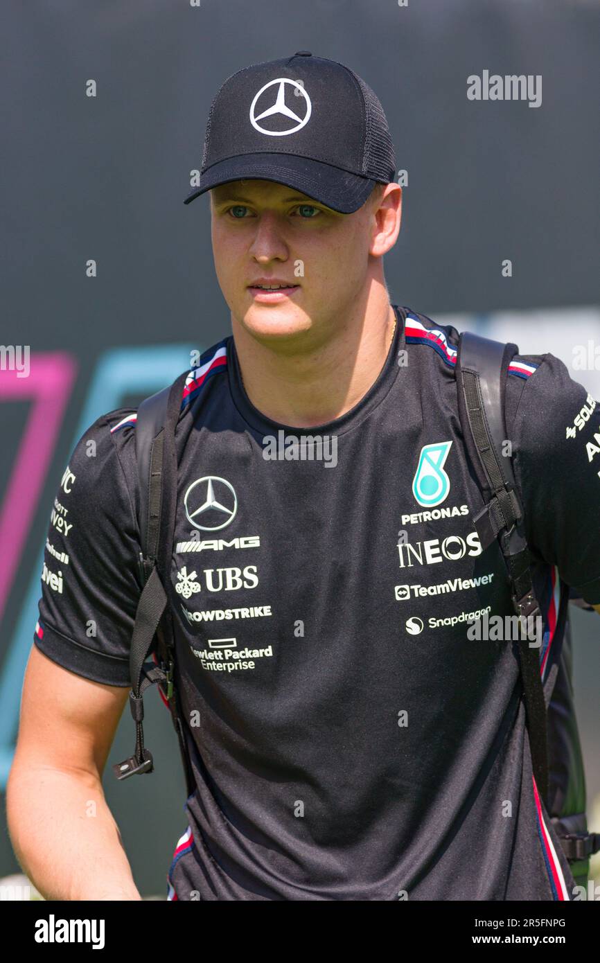 Barcelona, Spanien. 3. Juni 2023: Circuit de Barcelona-Catalunya, Barcelona, Spanien: Formel 1 Grand Prix Spanien 2023: Qualifikationstag: Mercedes Reserve Fahrer Mick Shumacher kommt auf der Koppel während des Spanien GP Credit: Action Plus Sports Images/Alamy Live News Stockfoto