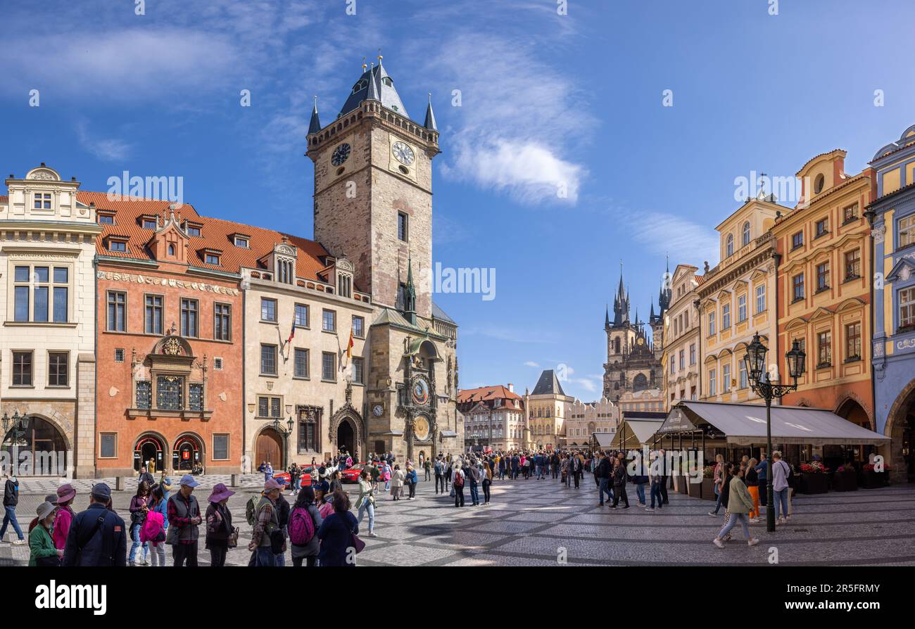 Prag, TSCHECHISCHE REPUBLIK - 19. Mai 2023: Prager Rathaus mit der berühmten mittelalterlichen astronomischen Uhr und Touristen. Stockfoto