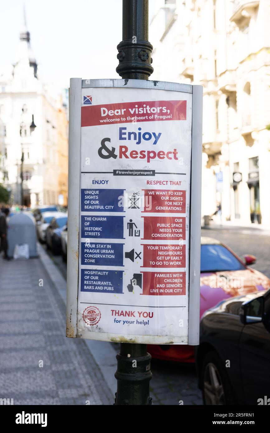 Prag, TSCHECHISCHE REPUBLIK - 19. Mai 2023: Nachricht an Touristen, die Stadt prag zu genießen und die Einheimischen zu respektieren. Übertourismus und Partytourismus Stockfoto