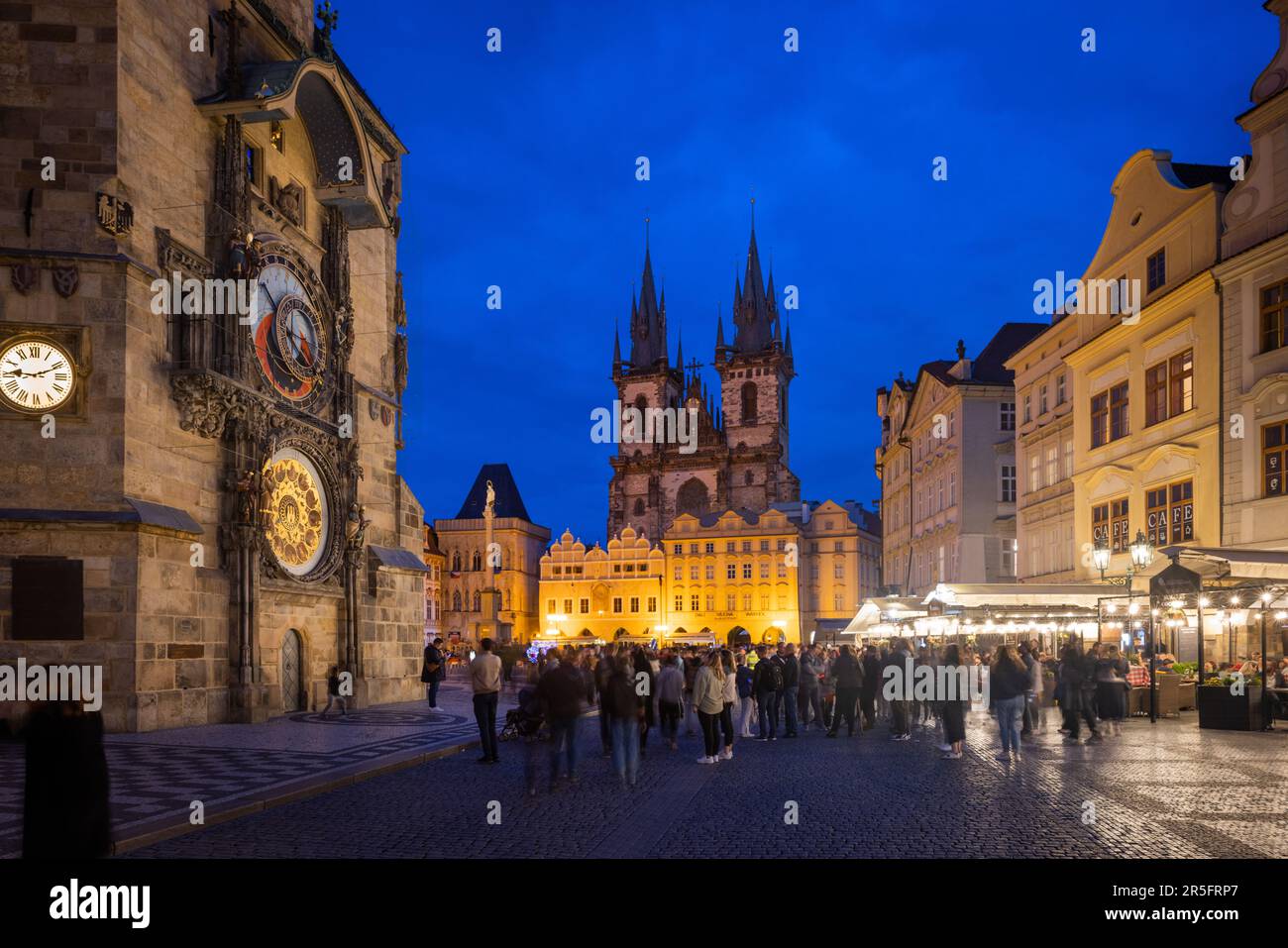 Prag, TSCHECHISCHE REPUBLIK - 19. Mai 2023: Prager Rathaus mit der berühmten mittelalterlichen astronomischen Uhr, der gotischen Kirche Teyn und Touristen auf der Hauptstraße Stockfoto