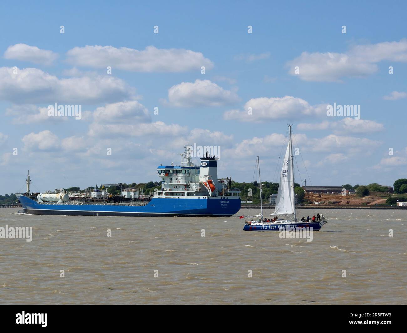Harwich, Essex - 3. Juni 2023 : viel Aktivität im Hafen an einem hellen Sommernachmittag. Stockfoto