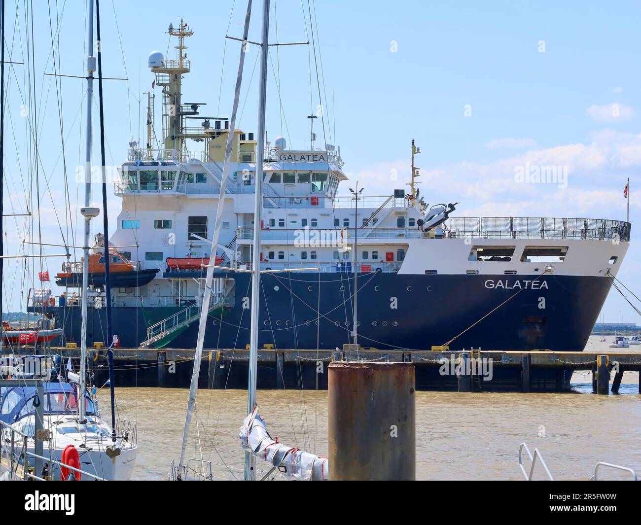 Harwich, Essex - 3. Juni 2023 : THV Galatea liegt am Hafen. Leuchtturmschiff, betrieben von Trinity House. Stockfoto