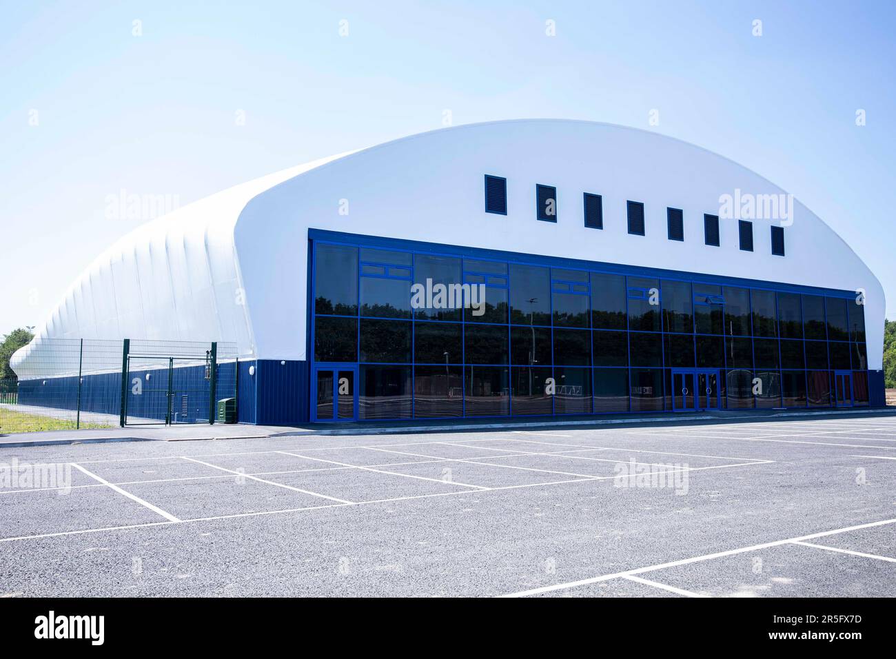 Gebäude der Cardiff City Academy an den Spielfeldern der Cardiff University, in der Entwicklung am 3. Juni 2023. Stockfoto