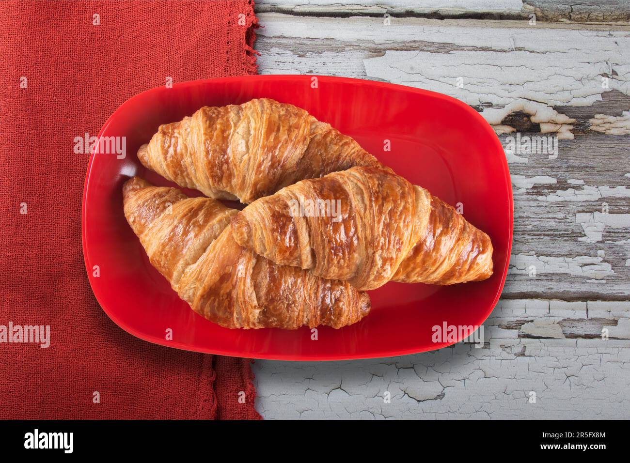 Frisch gebackene leckere Croissants. Draufsicht. französisches Gebäck. Stockfoto