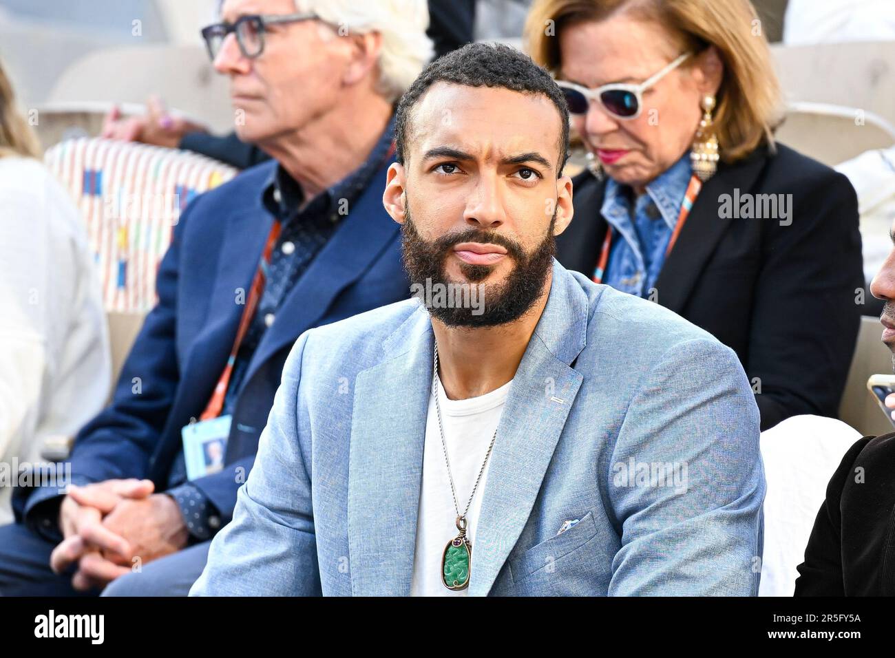 Paris, Frankreich. 02. Juni 2023. Rudy Gobert, Basketballspieler, während der French Open, Grand Slam Tennis Turnier am 2. Juni 2023 im Roland Garros Stadion in Paris, Frankreich. Foto Victor Joly/DPPI Kredit: DPPI Media/Alamy Live News Stockfoto