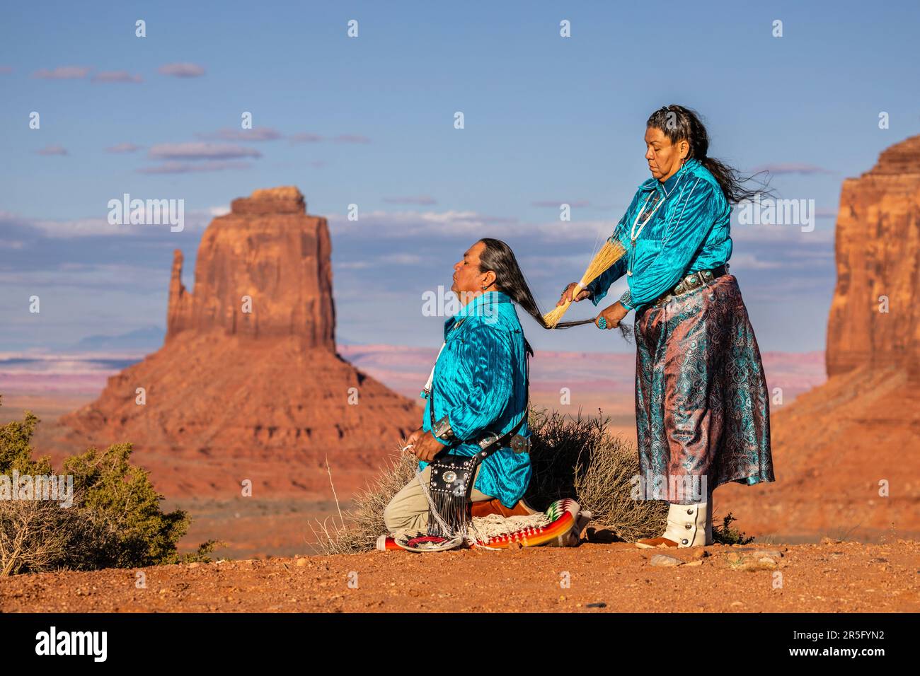 Bei Sonnenuntergang im Monument Valley Navajo Tribal Park, Arizona, USA, wird das Haarkämmerritual der amerikanischen Navajo durchgeführt Stockfoto