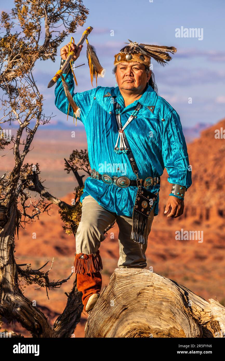 Amerikanischer Navajo-Krieger mit Speer im Monument Valley Navajo Tribal Park, Arizona, USA Stockfoto