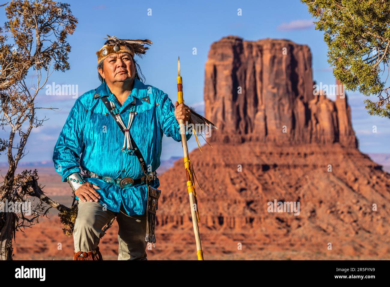 Amerikanischer Navajo-Krieger mit Speer im Monument Valley Navajo Tribal Park, Arizona, USA Stockfoto