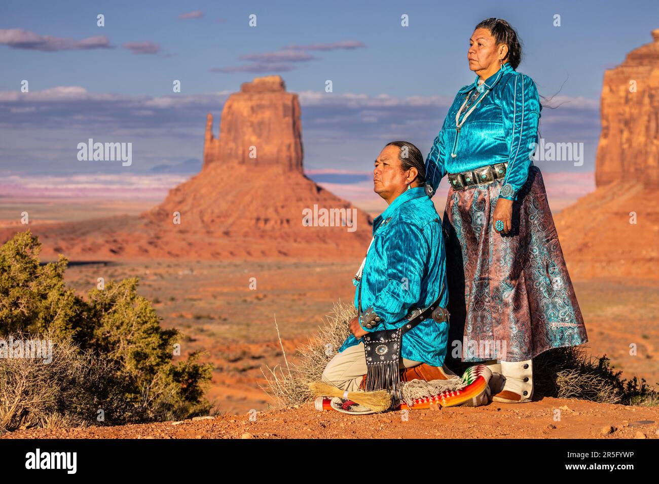 Ein amerikanisches Indianer-Navajo-Paar, das sich während des Sonnenuntergangs im Monument Valley Navajo Tribal Park, Arizona, USA, posiert Stockfoto