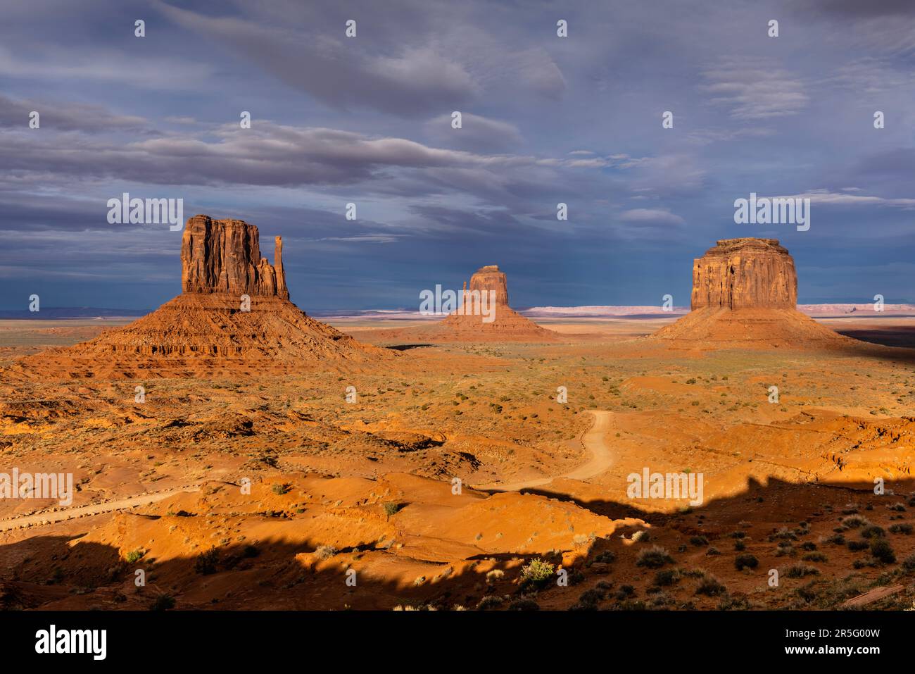 Sonnenuntergang über Mitten Buttes im Monument Valley Navajo Tribal Park, Arizona, USA Stockfoto