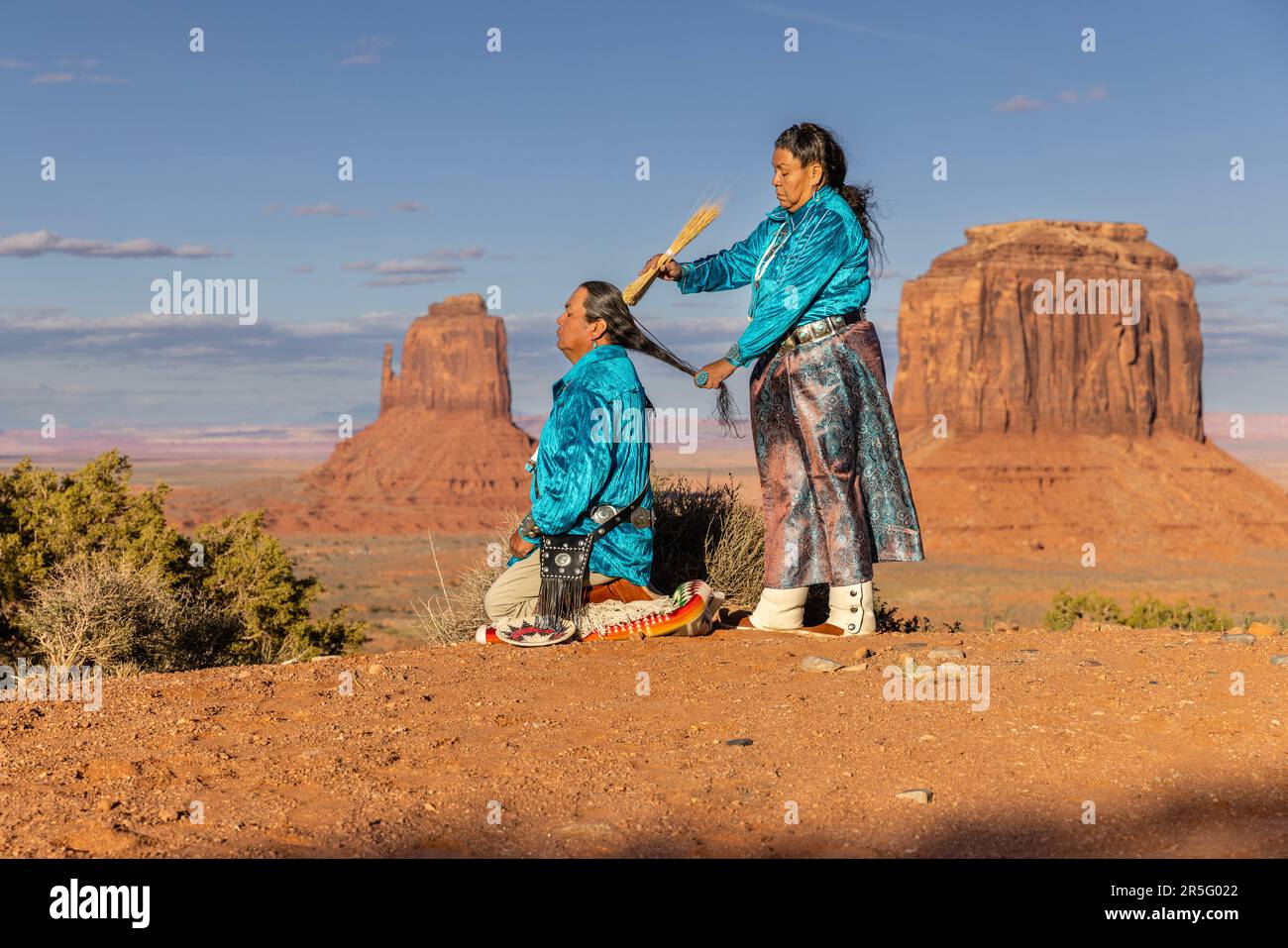 Bei Sonnenuntergang im Monument Valley Navajo Tribal Park, Arizona, USA, wird das Haarkämmerritual der amerikanischen Navajo durchgeführt Stockfoto