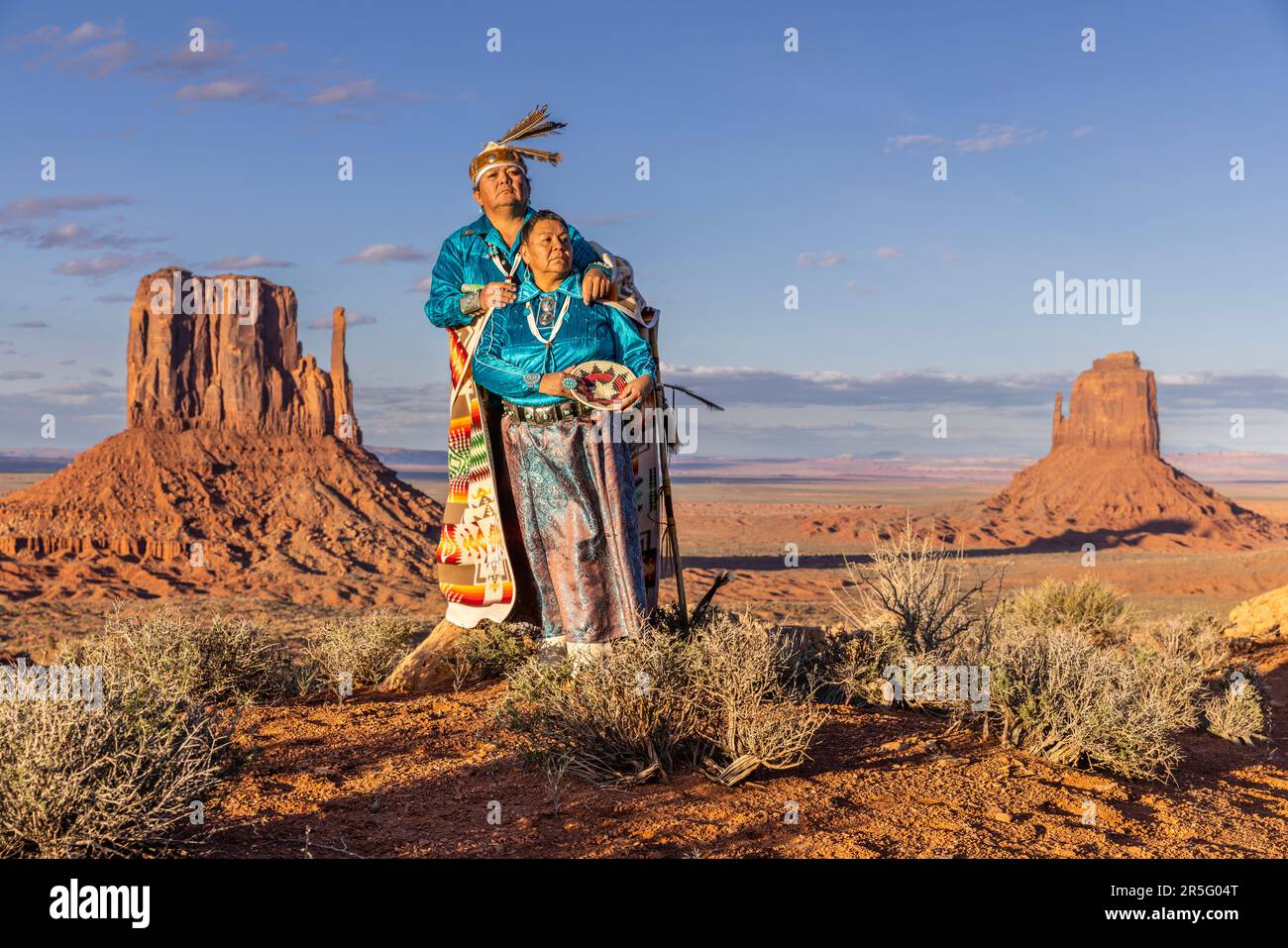 Ein amerikanisches Indianer-Navajo-Paar, das sich während des Sonnenuntergangs im Monument Valley Navajo Tribal Park, Arizona, USA, posiert Stockfoto