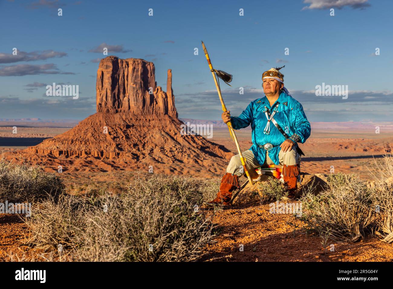 Amerikanischer Navajo-Krieger mit Speer im Monument Valley Navajo Tribal Park, Arizona, USA Stockfoto