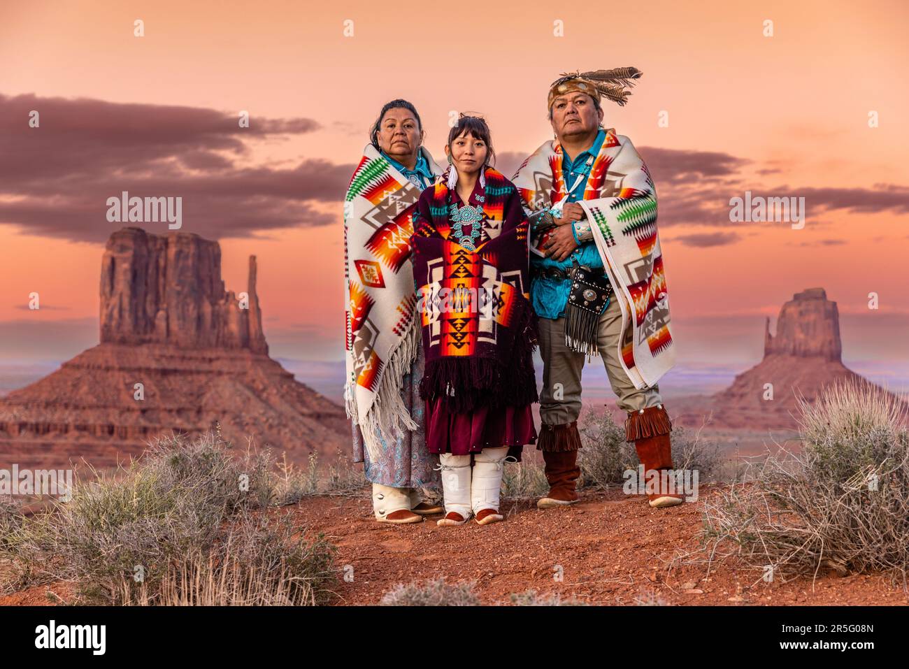 Die Familie der amerikanischen Indianer Navajo posiert während des Sonnenuntergangs im Monument Valley Sunset, Arizona, USA Stockfoto
