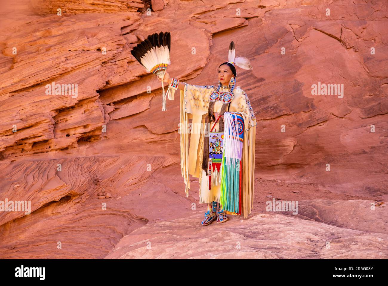 Eine amerikanische Navajo-Frau im Honeymoon Arch im Mystery Valley im Monument Valley Navajo Tribal Park, Arizona, USA Stockfoto