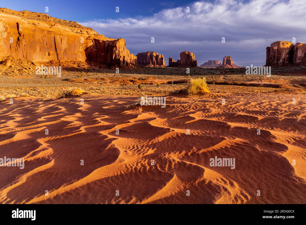 Sand Springs Dünen bei Sonnenaufgang im Monument Valley Navajo Tribal Park, Arizona, USA Stockfoto