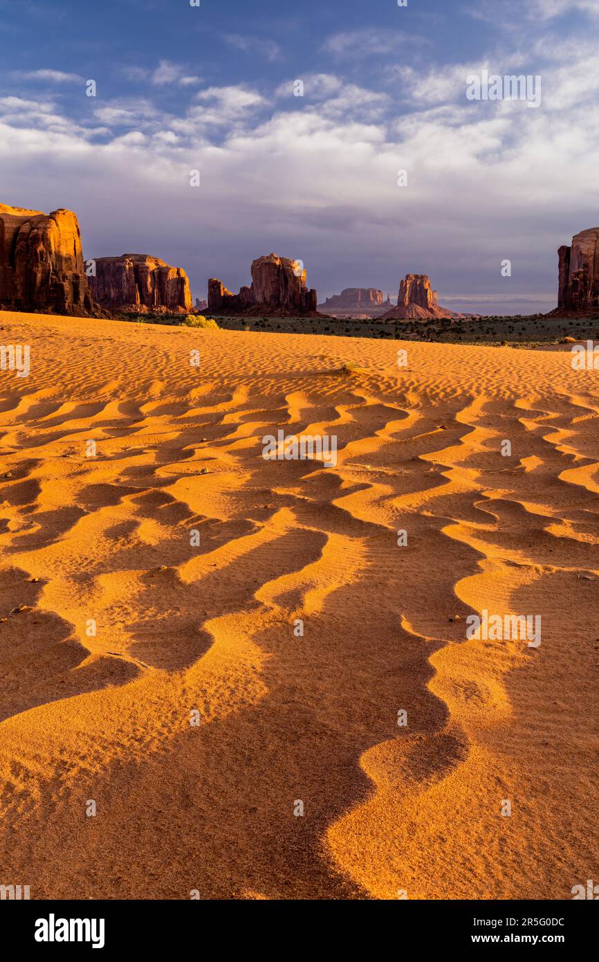 Sand Springs Dünen bei Sonnenaufgang im Monument Valley Navajo Tribal Park, Arizona, USA Stockfoto