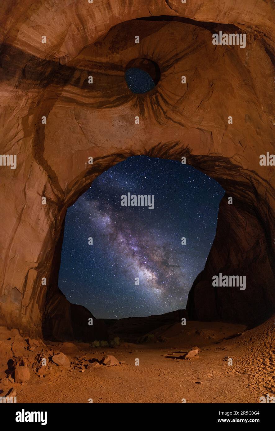 Milky Way Galaxie am Big Hogan Arch im Monument Valley Navajo Tribal Park, Arizona, USA Stockfoto