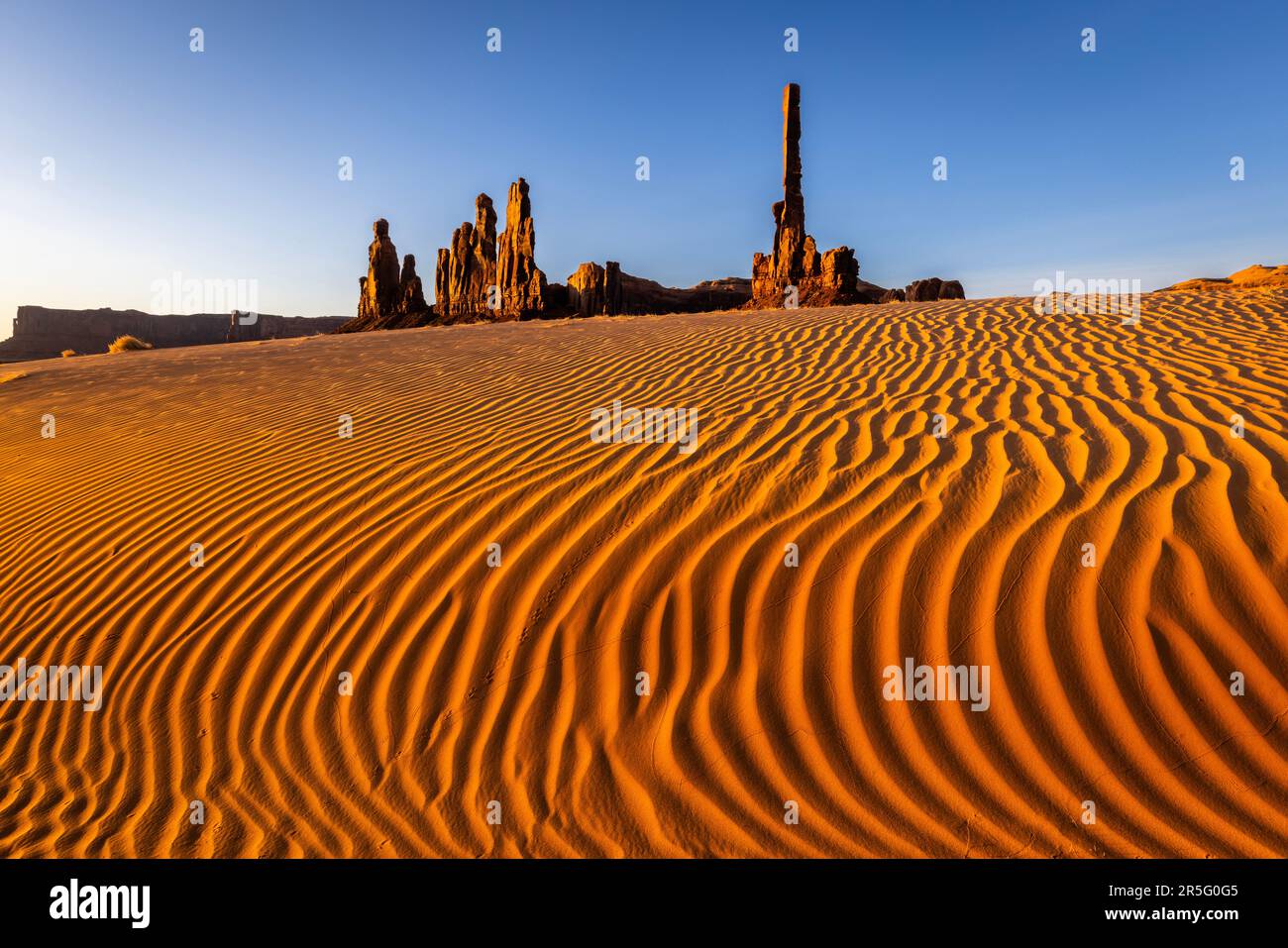 Sonnenaufgang am Totempfahl Pole im Monument Valley Navajo Tribal Park, Arizona, USA Stockfoto