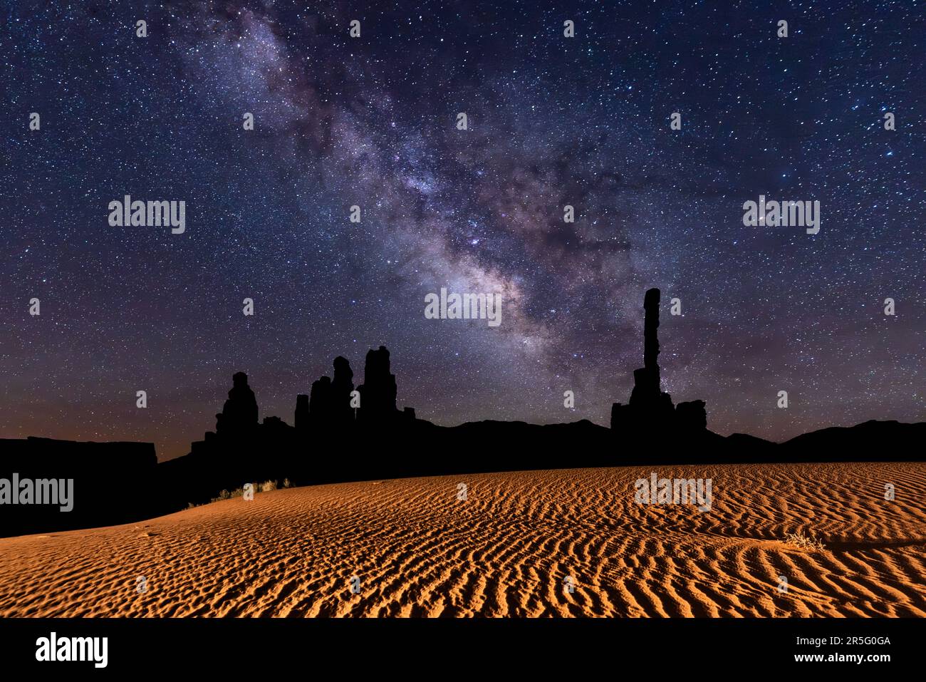 Milky Way Galaxie über den Totem Pole Spires im Monument Valley Navajo Tribal Park, Arizona, USA Stockfoto