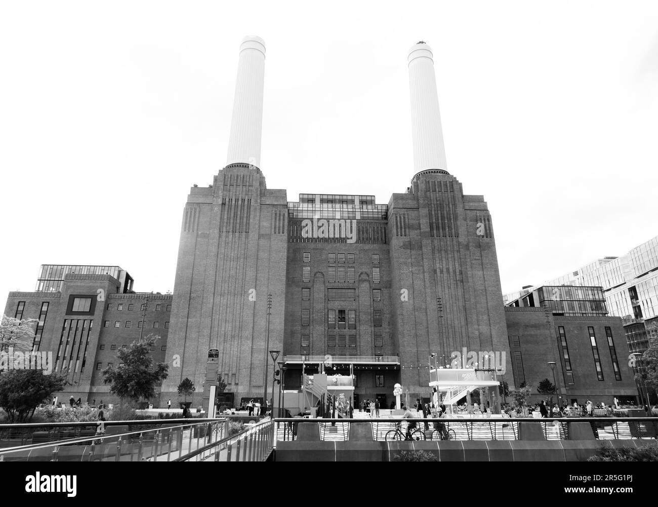 3. Juni 2023 - Battersea, London, Vereinigtes Königreich: Battersea Power Station in Monochrom Stockfoto