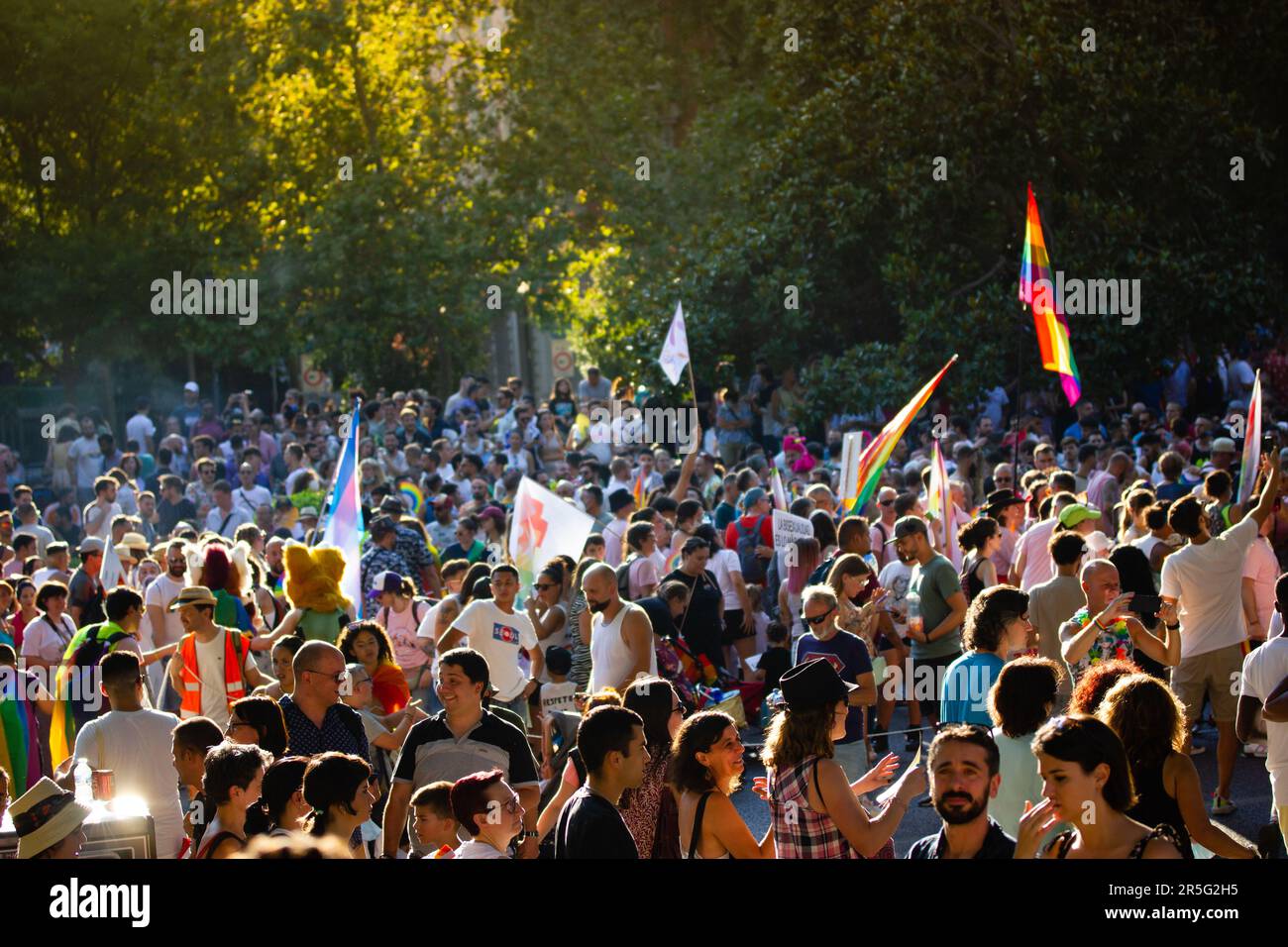 Madrid, Spanien. 3. Juli 2022 viele junge Leute in der Menge trugen LGBT-Flaggen auf Prozessionen, Marschen. Jugend viel Spaß im Pride Month, LGBTQ-Schwule Stockfoto