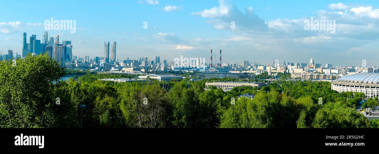 Vorobyovy Gory Panoramastadt Moskau. Mit Blick auf Luzhniki-Stadion, Moskauer Stadt Stockfoto