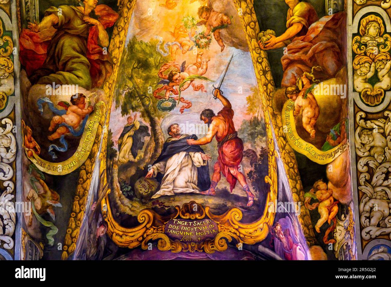 Valencia, Spanien - 16. Juli 2023: Dekoration Malerei Kunst. Kirche San Nicolas de Bari und San Pedro Martir. Das römisch-katholische Gebäude ist auch bekannt Stockfoto