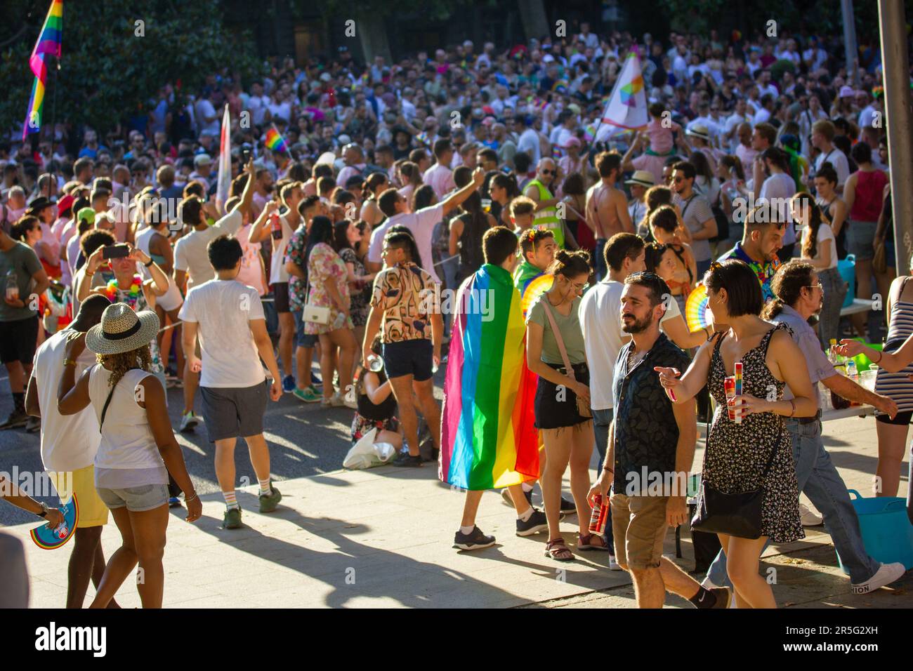 Madrid, Spanien. 3. Juli 2022 Eine Menge junger Leute, Jugendliche haben Spaß beim Tanzen draußen bei einem Pride Month auf einer Schwulenparade. LGBT-Symbole, rainbow fl Stockfoto