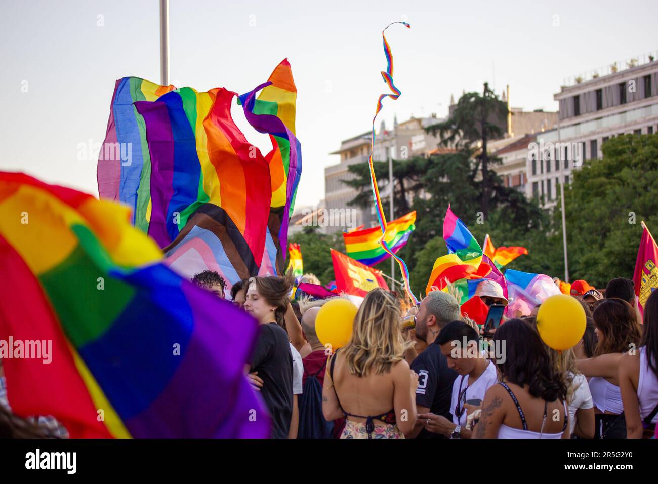 Madrid, Spanien. 3. Juli 2022 Eine Menge junger Leute, Jugendliche haben Spaß beim Tanzen im Freien bei einem Pride Month auf der Schwulenparade 2022. LGBT-Symbole, Rainb Stockfoto