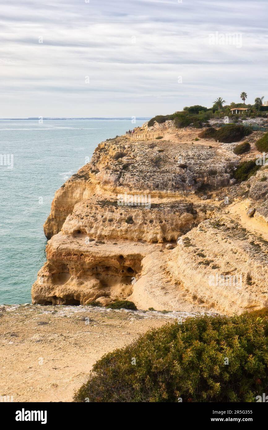 Klippen im Süden Portugals entlang des Seven Hanging Valley Trail an einem sonnigen Wintertag. Stockfoto