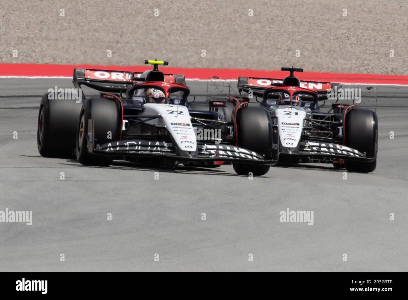 Montmelo, Barcelona, Spanien. 02. Juni 2023; #22, Yuki TSUNODA, JAP, Team Scuderia Alpha Tauri, AT04, Honda RBPT, gefolgt von Nick de VRIES, während der FIA F1 Weltmeisterschaft. Formel 1 Grand Prix von Spanien, Circuit de Catalunya in der Nähe von Montmelo - Bild mit gebührenpflichtiger Haftung - Foto: © Cristiano BARNI / ATP Bilder (BARNI Cristiano / ATP / SPP) Stockfoto