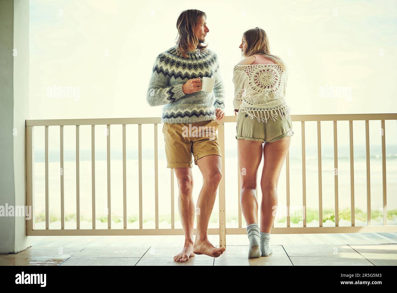 Die Wochenendzeit ist die Zeit der Entspannung. Ein junges Paar, das sich auf dem Balkon entspannt. Stockfoto