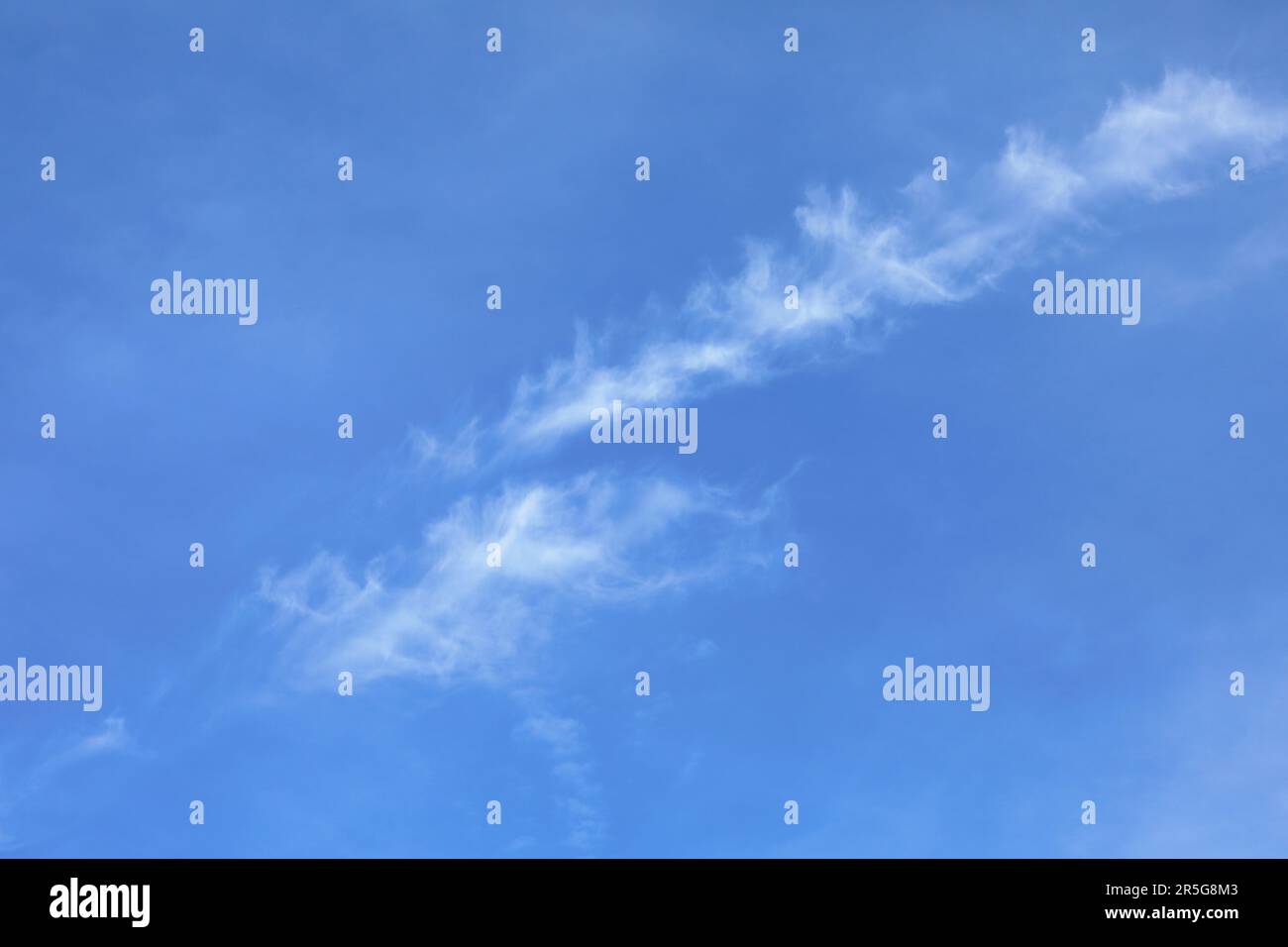Ein blauer Himmel mit hellweißen Wolken an einem Sommertag, ideal als Hintergrundfolie Stockfoto