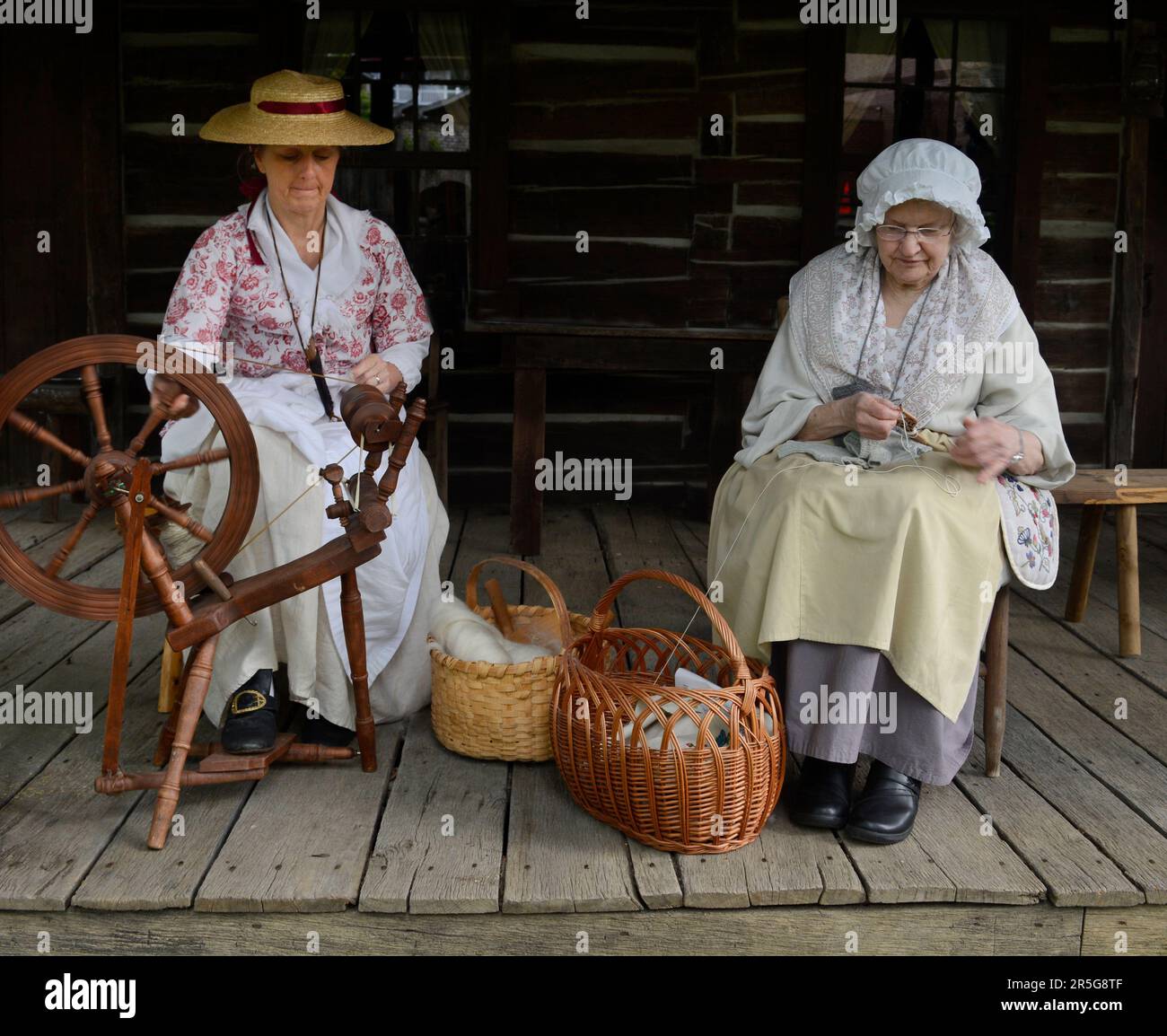 Historische Reendarsteller zeigen, wie frühe amerikanische Pionierinnen bei einer lebendigen Geschichtsveranstaltung in Abingdon, Virginia, Kleidungsstücke aus Wolle hergestellt haben. Stockfoto