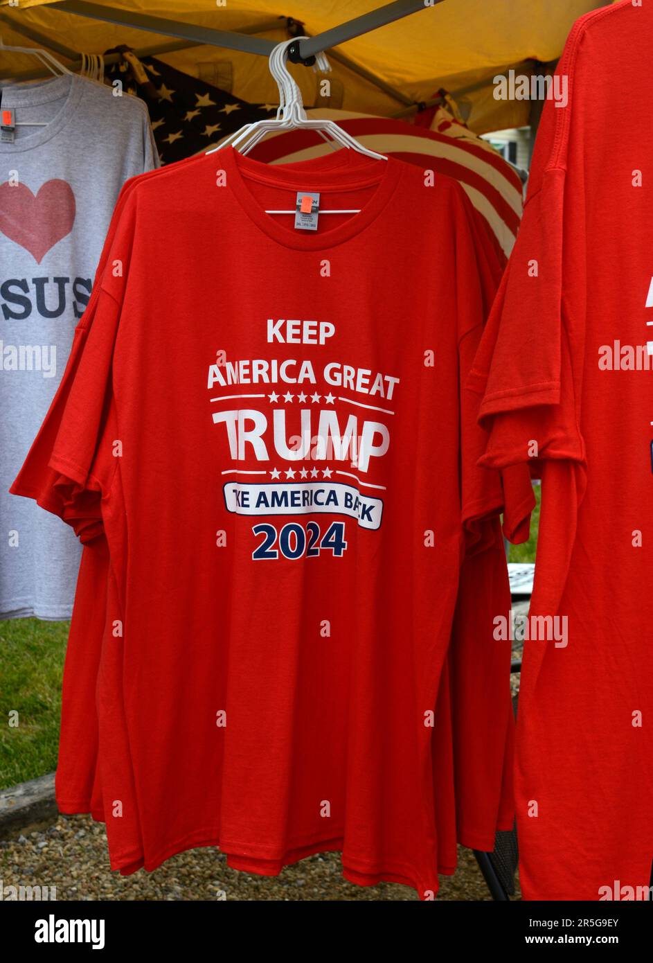 Ein Anbieter in Abingdon, Virginia, verkauft T-Shirts an Anhänger von Donald Trump und seiner Kampagne, die US-Präsidentschaftswahlen 2024 zu gewinnen. Stockfoto