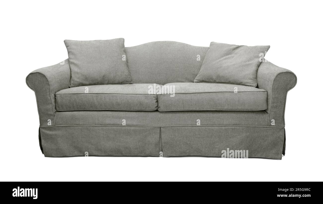Graues Sofa mit zwei isolierten Kissen auf weißem Hintergrund. Couch im klassischen englischen Stil mit Polsterbezug Stockfoto