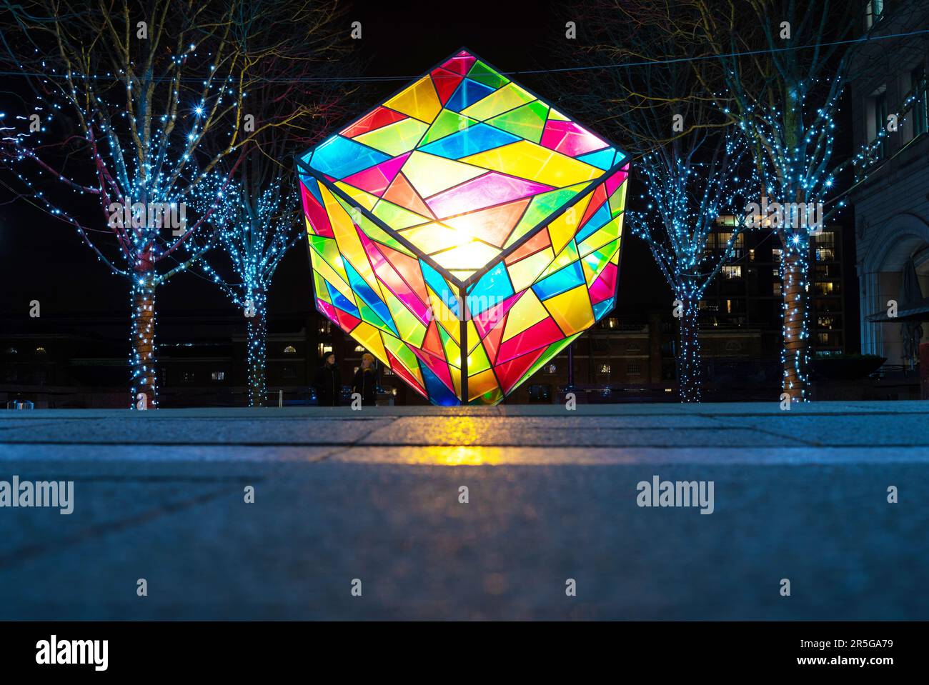 Helle Kunstwerke Farbe Cubed by Mandy Lights. Dies war Teil des Connected by Light Winter Art Light Festival 2020 in Canary Wharf. Stockfoto